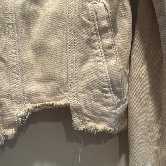 Hidden Los Angeles . Cream colored denim jacket. Cool frayed bottom.Buttons orig - Picture 4 of 9
